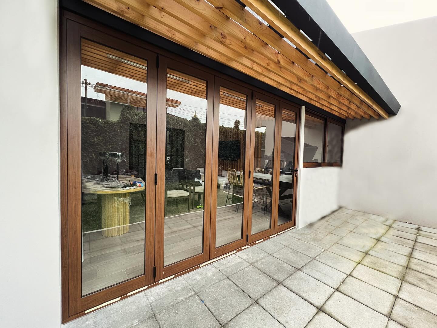 Puerta Europa Plex en acabado madera nogal