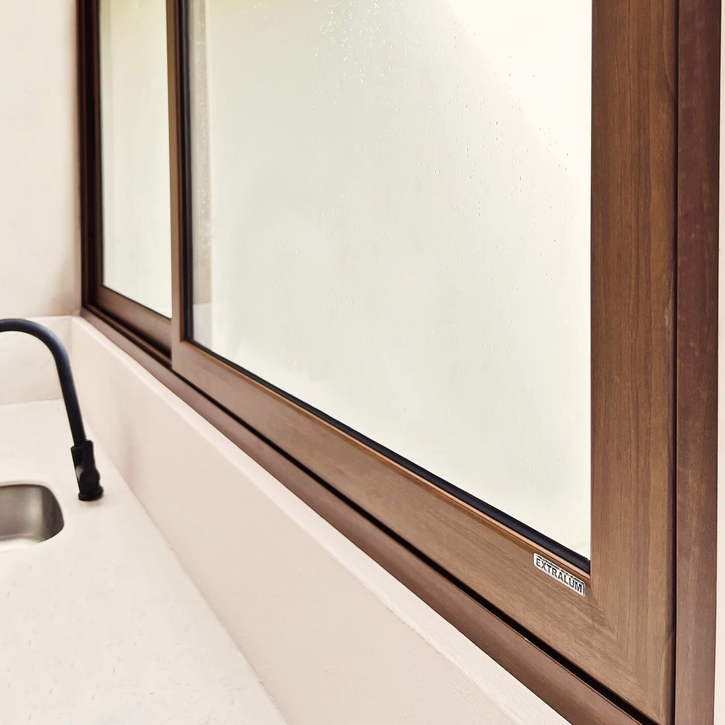 Perfil Europa en aluminio acabado madera nogal